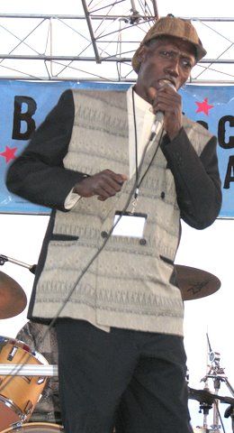 Vicksbg2006LarrySingDHillphoto1 Larry sings at Vicksburg, Willie Dixon fest 2006: photo by Dorothy Hill
