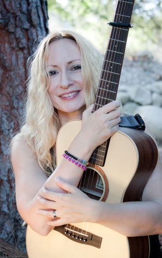 Ann-Marita - Journey Instruments & Shubb Capos Endorsed Artist. Photo by Bente Bjoerdal.