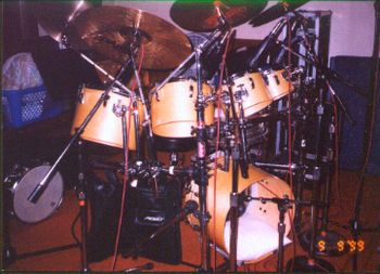 My groovy little retro kit. Little in size - HUGE in sound. I use these toms with my hybred percussion rig. Works incredibly well with most other drummers since the toms are in a much different son