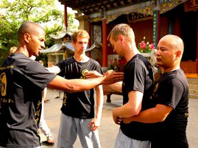 Shaolin-Martial-Arts-finger-technique-to-destroy-internal-organs