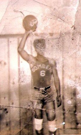 Sweet Baby James with the Pal Club Bombers The Bombers were semi-pro; James later joined the Chicago Hot 'N' Tots, a Harlem Globetrotters farm club