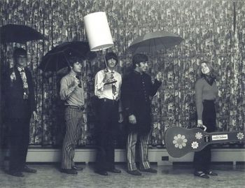 The Wooley Thumpers (1968) (l to r) Pete Schwimmer, Frank Siegel, David Fox, Jerry Zolten and friend