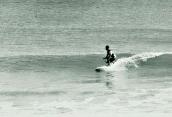 but the ocean was still beautiful and clean.... Tui doing his little trick in the autumn of '62.....looks like he's wearing a t-shirt and short sleeved something-or-other.......Waipu Cove