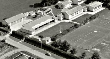 Funny ...when you see your old school...brings back memories dosen't it!! Waipu Primary School 1956....'Murder House' just above the car!!!....Ha!
