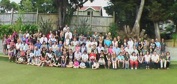 Drew and his mums family have a little get together...all 111 of them Drews mum was one of 15 siblings...sheeesh!!.....kiwis trying to take over the world!!!....imagine your family having to wear labels so they knew who everyone was!!