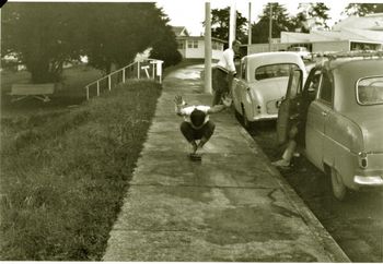 and a 'quasimoto'...Billy Prichard..ever the larrakin stylist!!! Im'e pretty sure thats Auckland boy Brian Barnes in the white jumper and looks like Colin Hannah in the consul!!...maybe!!..........Billy ..flying down Hospital hill in the summer of '64...............