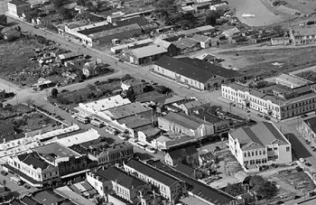 and there's that inter-city bus terminus that we all used .....and there's the Plaza movie theatre.. when i was 11 or 12 i would come into the flicks from Waipu on a friday night and get the Auckland bus back again....ime pretty sure that where Mr king worked too!! (Trevs dad)...