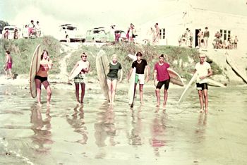 and this is possibly the same heat as the photo before...summer of '66 Ainsley Knight.Elaine Andresson.Liz Whitford.Laurie Langridge.Rick Cleverly.John Blomfield...John surfed this heat in the flagged area & had his board confiscated.Laurie then beat him Ha! Definite tensions had developed between hardcore clubbys & surfers!