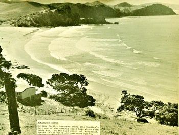 a lot of people speak fondly of Woolley's Bay...... ...but i never could quite get it on......seems to be breaking out a long way here though by the way those 2 surfers are sitting way 'out the back'!!