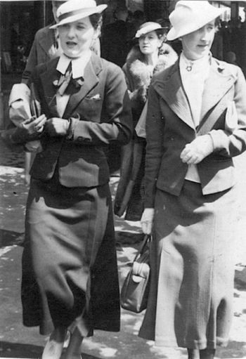 1945 Hilda Cooney (left) Mikes mum Even though it was still the war years...they were still pretty 'snappy' dressers ...weren't they!!!.....NZ had a very conservative attitude in the 1940s tho....and the US and Aussie surfing culture was totally unheard off by the regular kiwi.....