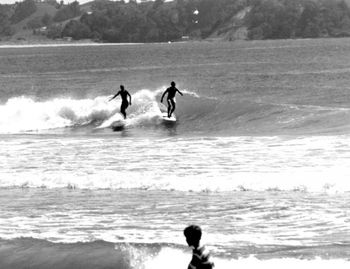 now who's that who dropped in on Greg...anyone know!!! Not even sure where this place is....anyone got any ideas!!!..........but they sure make it look nice ..dont they!!....maybe thats Whananaki in the background!!