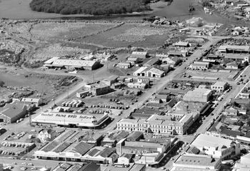 in fact this is what that area looked like in '64 downtown Whangarei 1964 ...Cameron street on the right..Plaza theatre (where we went to the 'flics'...Ha!!).. snooker rooms and bus depot at the bottom...