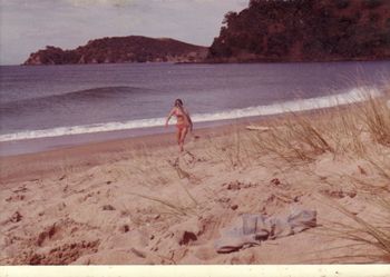 and here's Ainsley Knight at Pataua...summer of '65 Ainsley surfed well, and according to the monthly Tatahi mag points poll (addition 3 page 15)...was ahead of Craig Rice, Colin Lowe and Leslie Ward...very impressive...what a beautiful Pataua peak...no doubt awesome on low tide!!