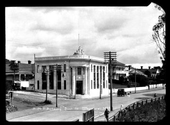 1932 and the old AMP building on Bank Street.... funny how insurance buildings and banks were built like monuments...Ha!!