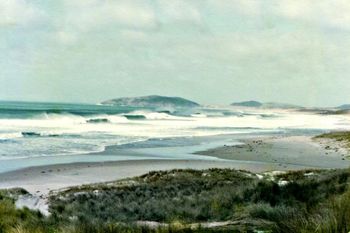 Doug finds a sweet little (big) swell at Hendersons Bay....around late 70's Awesome looking banks but pretty hard to get out i expect......Henderson Bay ..east coast ..opposite side of 90mile beach....