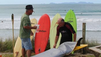 some of us can still surf!!!....man look at those lines in the background... meanwhile Denis is being a good boy...filling up the lamps.....
