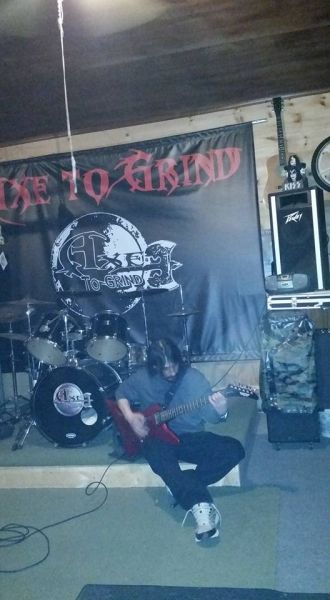 ChrisNormandin_playing_robyagers_explorer_rubi www.axetogrindmusic.com