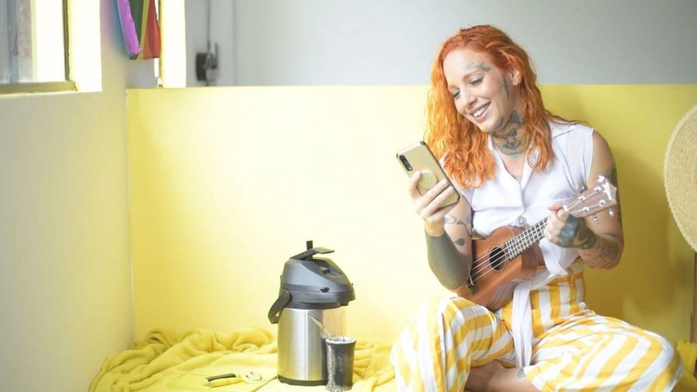 La cantante Elena Muller regresa a la música presentando la canción Me Gustas, que forma parte de su EP SMS. Este sencillo promocional cuenta con la colaboración de Héctor Rojas, vocalista y tecladista de La Nuestra. Elena se retiró de los escenarios en el 2019 para componer sus propias canciones y durante todo el 2020 trabajó en la producción del EP, su primer trabajo propio. Con este disco busca contar una historia de desamor, con estilos musicales variados, donde incluso se podría decir que hay una canción para todos los gustos.