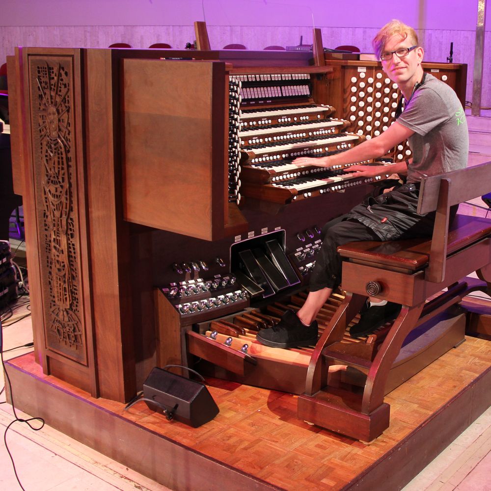 Trevor at the console of the Ruffatti organ at Coral Ridge Presbyterian Church (Fort Lauderdale, Florida, USA) Photo: Trevor Hicks