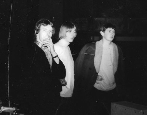 Psycho på Folkets Hus i Sauda 60 på tallet. Fra v. Raymond Seljestad trommer - Reidar Brendeland Vokal og gitar - Geir Høiland Bass