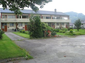 Barndomshjem. Seksmannsboligen i Saudasjøen. The Brendelands bodde helt til høyre.