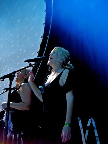 Touring with Bricks in the wall #pinkfloyd #pinkfloydtribute #backupsinger #dallas #houseofblues #thesightsandsoundsofpinkfloyd #samanthanewark #tiffanybelle #rachelbeene #jem #jemandtheholograms #soundcheck