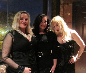 Touring with Bricks in the wall #pinkfloyd #pinkfloydtribute #backupsinger #dallas #houseofblues #thesightsandsoundsofpinkfloyd #samanthanewark #tiffanybelle #rachelbeene #jem #jemandtheholograms