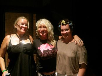 Touring with Bricks in the wall #pinkfloyd #pinkfloydtribute #backupsinger #dallas #houseofblues #thesightsandsoundsofpinkfloyd #samanthanewark #tiffanybelle #rachelbeene #jem #jemandtheholograms #backstage #itsshowtimesynergy