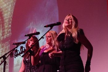 Touring with Bricks in the wall #pinkfloyd #pinkfloydtribute #backupsinger #dallas #houseofblues #thesightsandsoundsofpinkfloyd #samanthanewark #tiffanybelle #rachelbeene #jem #jemandtheholograms
