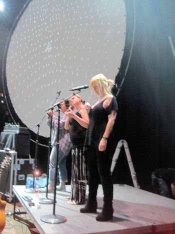 Touring with Bricks in the wall #pinkfloyd #pinkfloydtribute #backupsinger #dallas #houseofblues #thesightsandsoundsofpinkfloyd #samanthanewark #tiffanybelle #rachelbeene #jem #jemandtheholograms #soundcheck