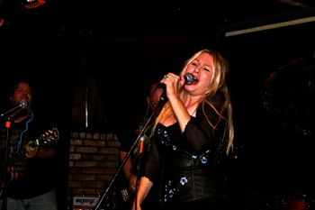 samanthanewark #samanthanewarksinging #touringsinger #femalevocals #rockband #singersongwriter #losangeles #dallas #texas #performingsongwriter #chicksinger