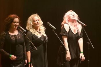 Touring with Bricks in the wall #pinkfloyd #pinkfloydtribute #backupsinger #dallas #houseofblues #thesightsandsoundsofpinkfloyd #samanthanewark #tiffanybelle #rachelbeene #jem #jemandtheholograms