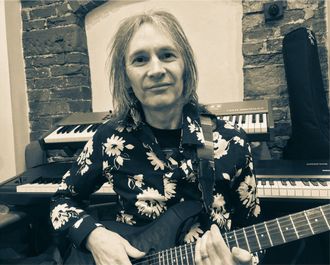 Dave Bainbridge (guitars & keys)