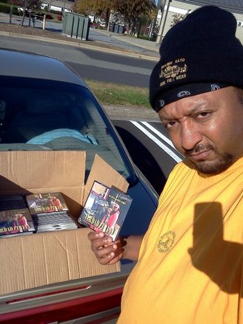 GRANDE GATO aka SUPAFLYY PREEST aka J.O.T. selling 2012 CD album out the trunk of his car.........GRINDING EN LA CALLE HACER DINERO DE MI CIUDAD!!!!