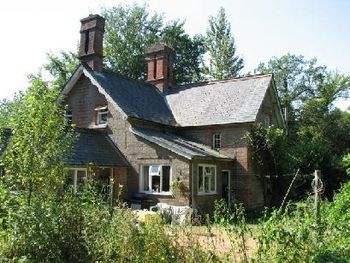 Our home away from home in Owslebury. How cool is Ian's brother letting our rock band stay at his lovely house?