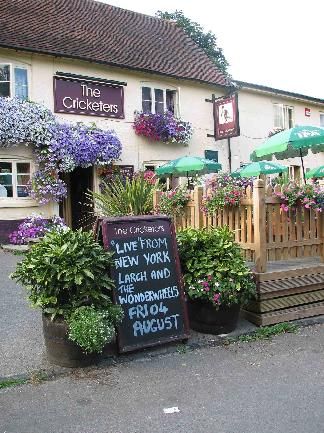 On Friday August 4 we played the Cricketers in Eastleigh. My only regret is that we have no pictures of our audience. This was a kicking show - smooches Eastleigh!