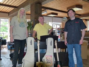 Runway 27 Left sporting their cigar-box guitars with Martin Auth - Luedenscheid-Germany - © 2014 by Erich Brandl