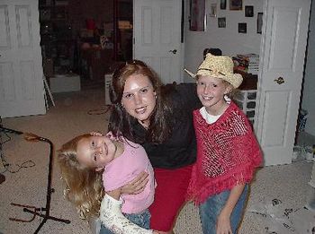 Stacy brought her cousins Cailin (L) and Reagan to the studio (Hey!!...I forgot to sign Cailin's cast!!!...)