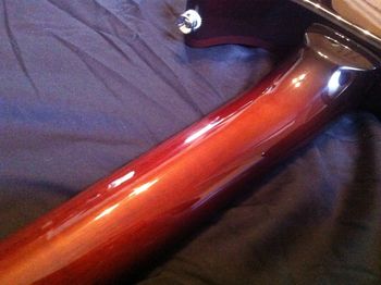 The hand-shaped Honduras mahogany neck features a symetrical chunky 'V' profile from the volute down to the heel transition. The sunburst lacquer finish is carried over from the beautiful maple top.