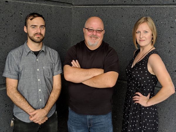 JHT 2020
L-R:
Michael Gaisbacher - bass
Jim Hurst - guitar / vocals
Emma McDowell - fiddle / mandolin / vocals