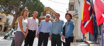 Torben together with Joakim Hansson (Win Win Win Marketing), Mayor Vicente Arques and members of the City Council of L'Alfas del Pi prior to the PR campaign for the sun documentary. May 2014.
