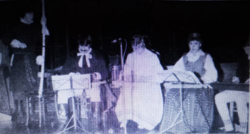 Spēlēja un dziedāja no kr., Arnolds Dāle, Raimonds Dāle, Biruta Jefimovs, Anna Dāle, Pēteris Lērums.