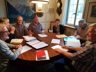 Projekt „Der Letzte Müller“ - Johanna Schwarzl mit den Chorsängern am Tisch bei einer Besprechung des Projektes. Projekt von Johanna Schwarzl und Dan Marginean