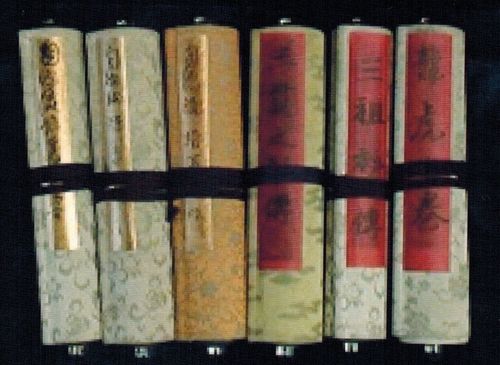 From right to left: Jigen ryu Sakken no Maki, Jigen ryu Chousho no Maki, Jigen ryu Sonkei no Maki, Sankan no Hiden, Sanso Hiden, Ryuko no Maki.