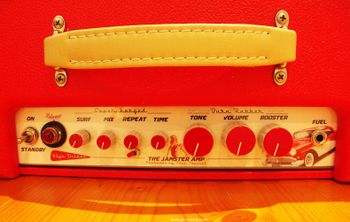 This one is a mega sexy 5e3 with 60w of pure valve tone, tube Surf reverb and analog delay, also it has a booster, from sweet blues to rock !!!