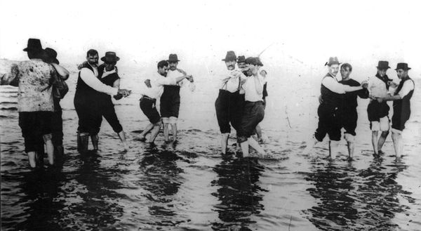 Hombres Bailando Tango en el Rio - 1904