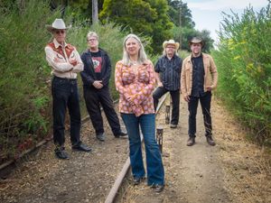 Jill Rogers and Crying Time
Many Worlds Theory Releasing April 7, 2023
https://www.cryingtimeband.com/
