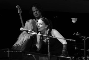 Kimberly and Julie; Kimberly & the Dreamtime at Casa del Popolo, Dec 21, 2015, Montreal; Photo by Akim
