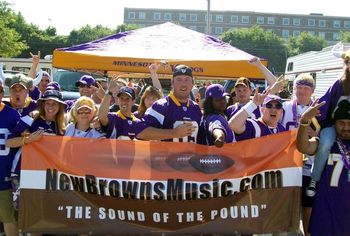 Viking Fans KNOW that no matter what, THE MUNILOT IS THE BEST PLACE TO BE & Browns Fans have some AWESOME MUSIC!Browns Vs Vikings Game 1 2009 Season 9.13.2009