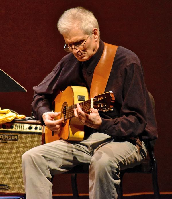 All Boukas compositions are dedicated to Brazilian masters. Here he performs "Saudades do Leblon" dedicated to guitarist-composer Guinga.